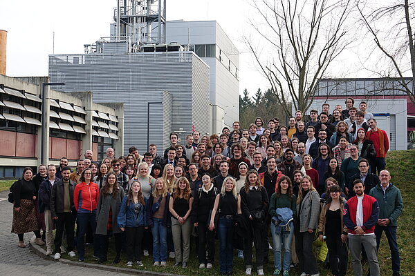 Gruppenfoto einer großen Versammlung im Freien. Gruppenfoto von vielen Menschen.