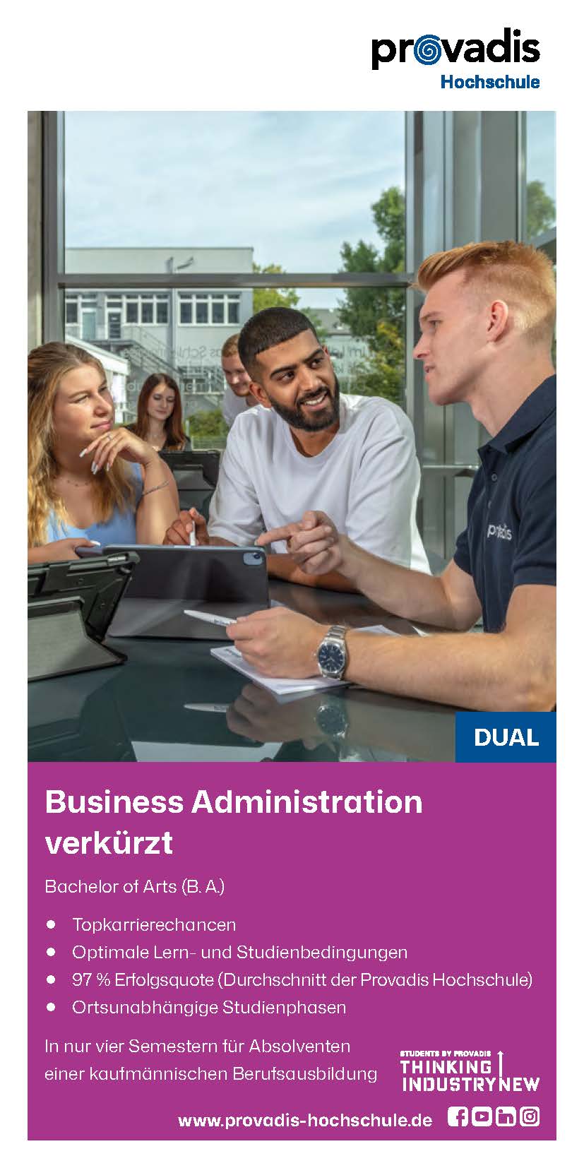 Studierende besprechen Studieninformationen.